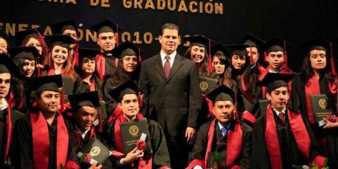 Miguel Alonso con graduados