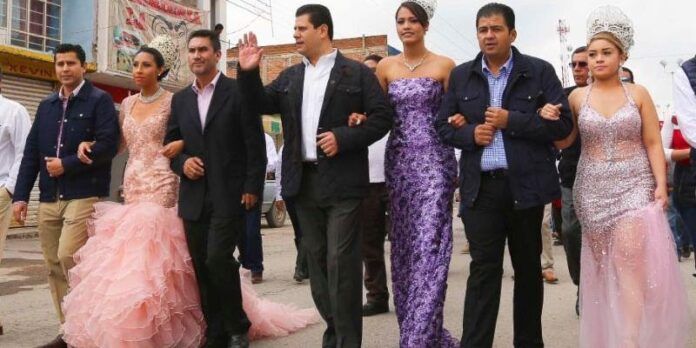 Gobernador, alcalde y reinas hacen un recorrido