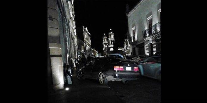 El auto subió a la banqueta.