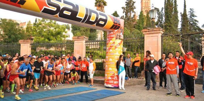 Carlos Peña da la salida a los corredores Carlos Peña da la salida a los corredores