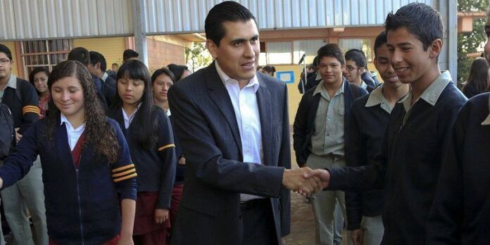 Carlos Peña Badillo saludó a estudiantes Carlos Peña Badillo saludó a estudiantes