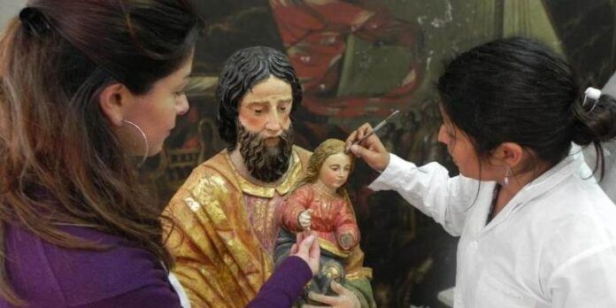 Restauran imagen religiosa.