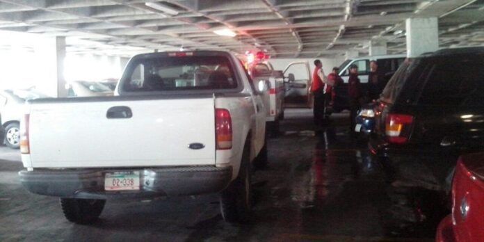 Estaba en el estacionamiento Estaba en el estacionamiento