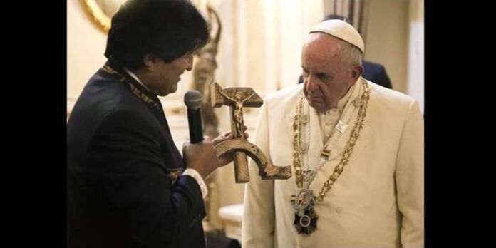 El presidente entrega la figura al Papa El presidente entrega la figura al Papa