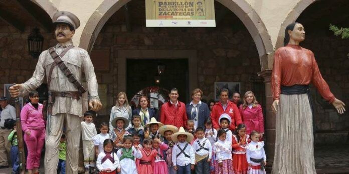 Alumnos de kinder con el alcalde y las esculturas