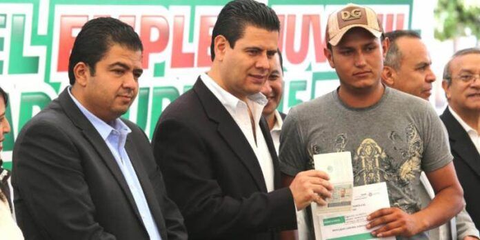 Miguel Alonso, Roberto Luévano y joven beneficiario