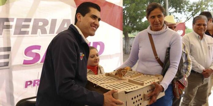 Carlos Peña entrega paquetes de aves Carlos Peña entrega paquetes de aves
