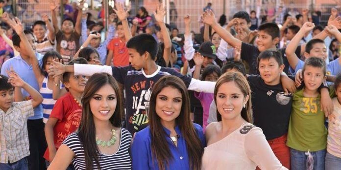 Andrea, Jaky y Fernanda con niños de El Olivar Andrea, Jaky y Fernanda con niños de El Olivar