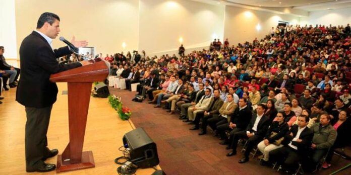 Miguel Alonso entrega becas