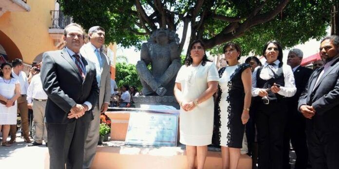 Autoridades con monolito en honor a Xochipilli Autoridades con monolito en honor a Xochipilli