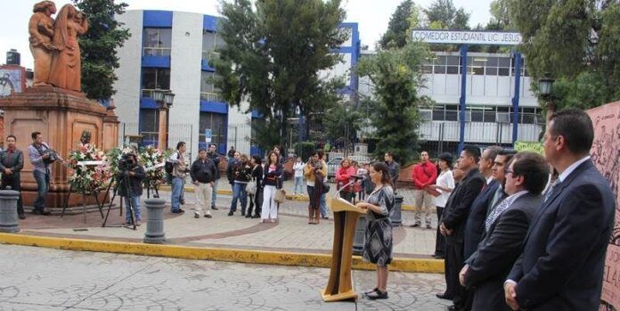 Homenaje en el conjunto escultórico Homenaje en el conjunto escultórico