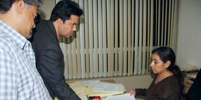 Omar Carrera entregó la documentación Omar Carrera entregó la documentación