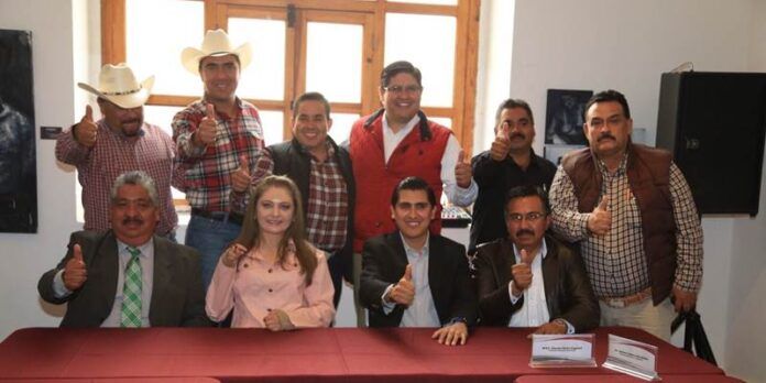 Claudia Anaya y alcaldes