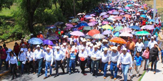 Benjamín Medrano camina con simpatizantes
