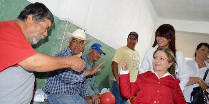 Claudia Anaya con hombres de Juan Aldama Claudia Anaya con hombres de Juan Aldama