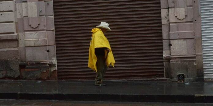Hombre bajo la lluvia Hombre bajo la lluvia