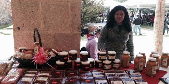 Mujer apoyada para vender sus productos Mujer apoyada para vender sus productos