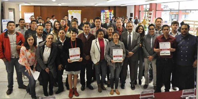 Jóvenes participantes y autoridades