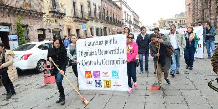 Marchan por el centro histórico Marchan por el centro histórico