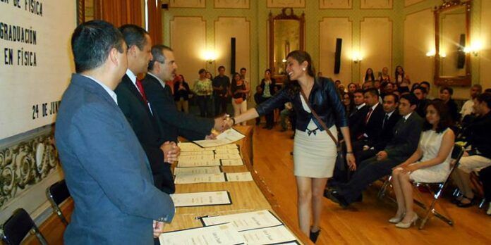 Joven recibe sus documentos Joven recibe sus documentos