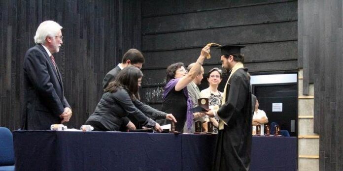Entregan documentos a graduados