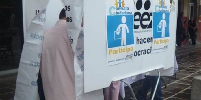 Hombre responde a consulta en casilla Hombre responde a consulta en casilla