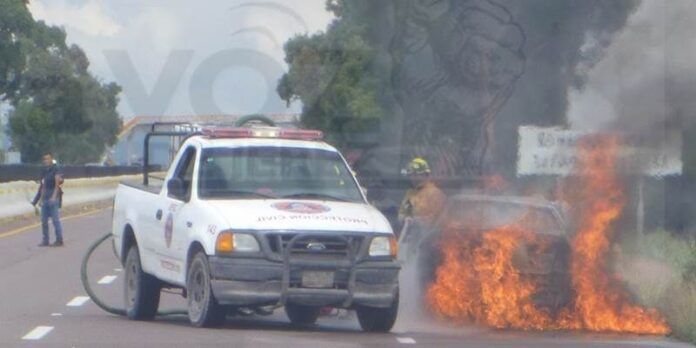 Bomberos apagan el fuego