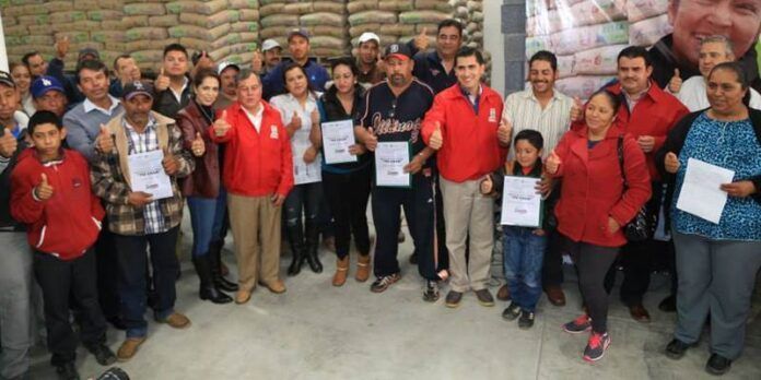 18 familias reciben material 18 familias reciben material