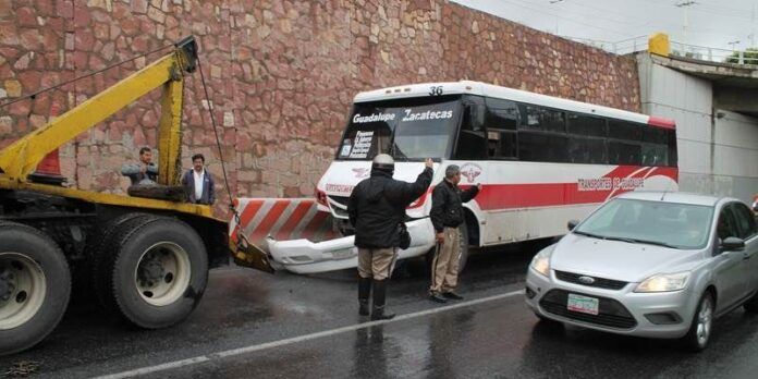 El autobús impactó la barrera de contención El autobús impactó la barrera de contención