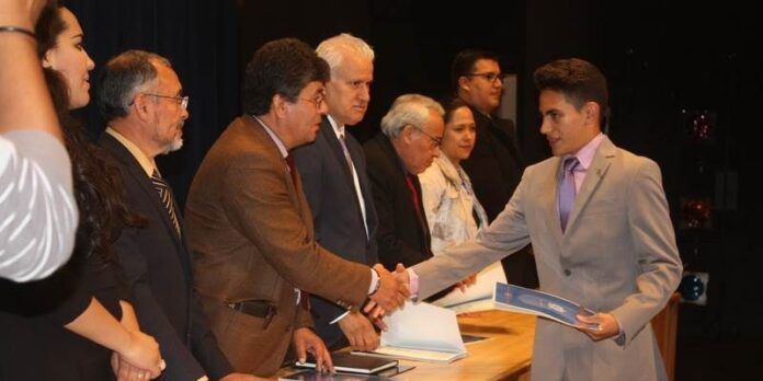 Alumno recibe sus documentos Alumno recibe sus documentos