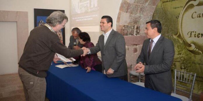 Entrega de reconocimientos a participantes Entrega de reconocimientos a participantes