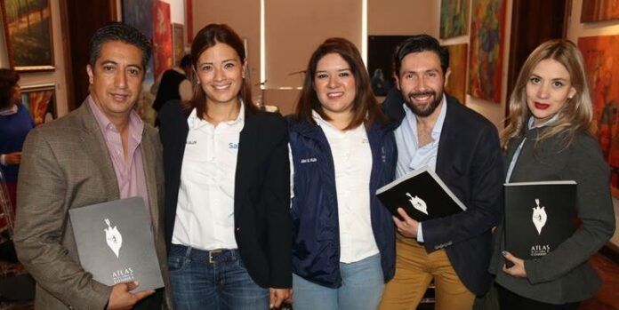 La directora de Turismo con funcionarios zacatecanos La directora de Turismo con funcionarios zacatecanos