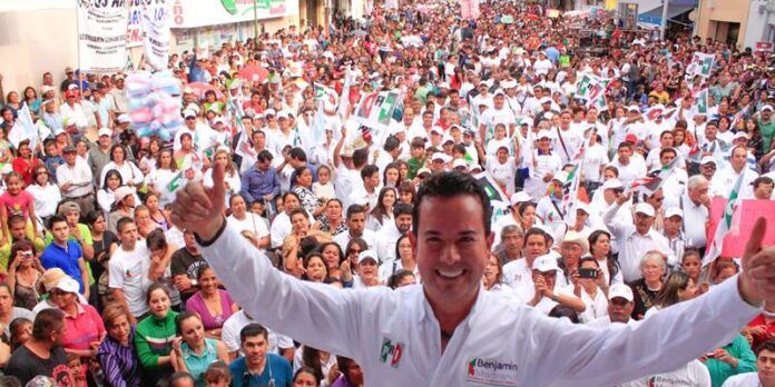 Benjamín Medrano con sus simpatizantes Benjamín Medrano con sus simpatizantes