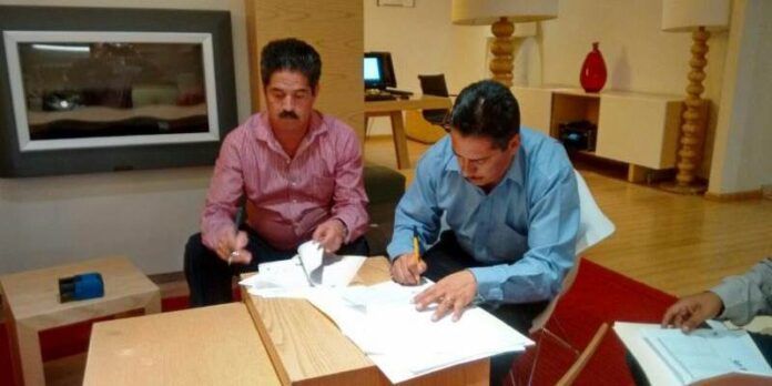 Director del Cobaez y dirigente sindical firman acuerdo Director del Cobaez y dirigente sindical firman acuerdo