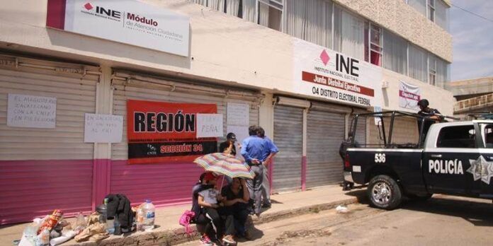 Manifestantes muestran su inconformidad con pancartas