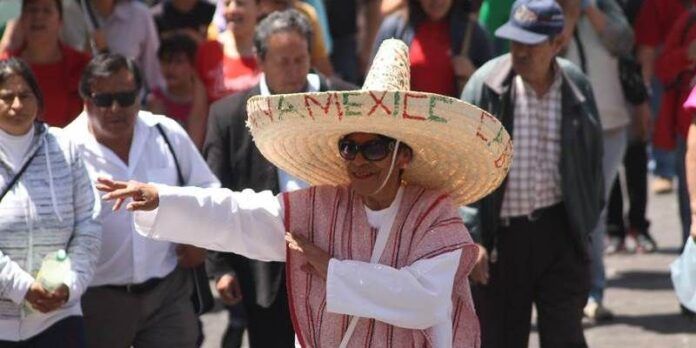 Una manifestante disfrazada de campesina