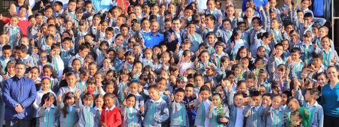 El alcalde con niños de primaria El alcalde con niños de primaria