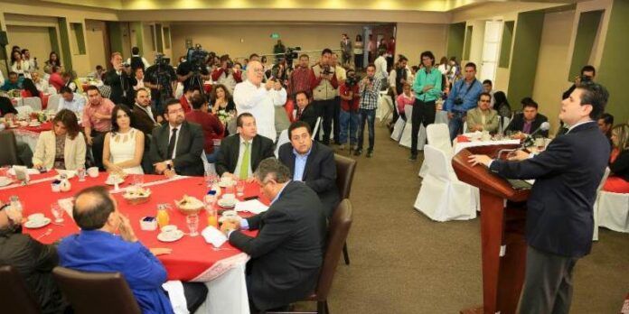 Gobernador con periodistas