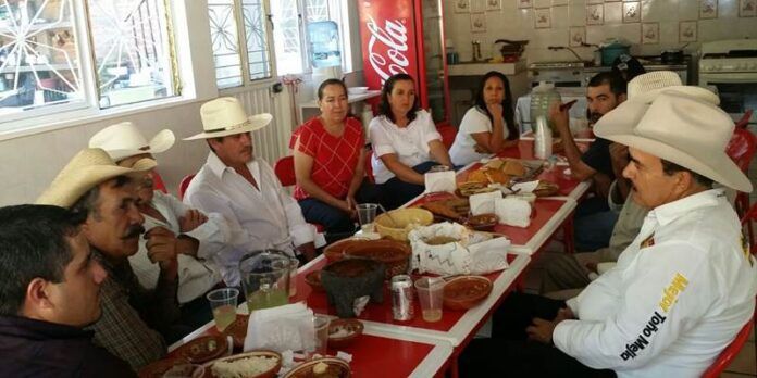 Toño Mejía en reunión con maestros