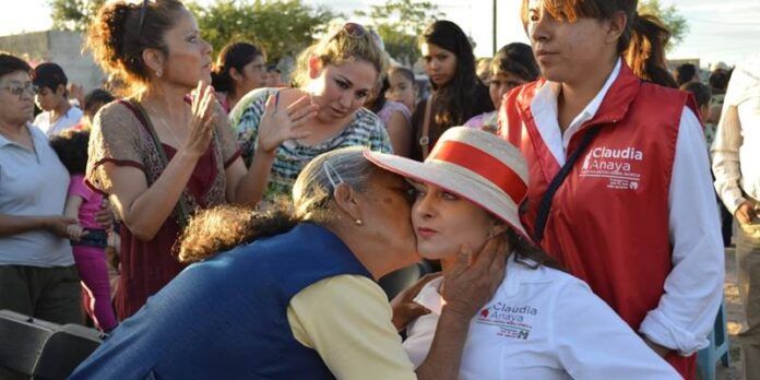 Claudia Anaya con mujeres de Río Grande Claudia Anaya con mujeres de Río Grande