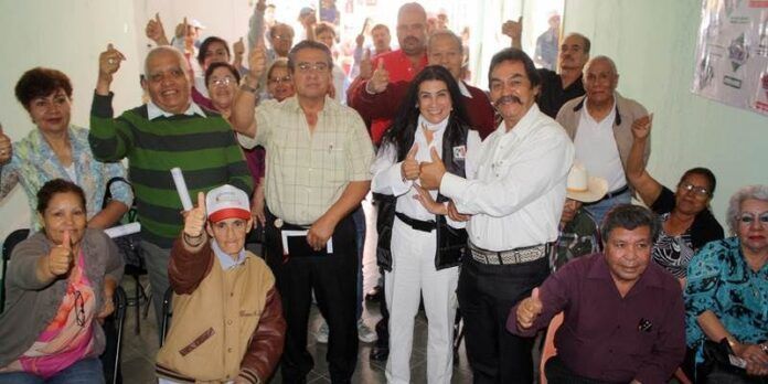 Araceli Guerrero con pensionados Araceli Guerrero con pensionados