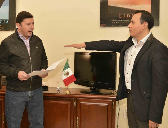 Alcalde toma protesta a Arturo Torres Alcalde toma protesta a Arturo Torres