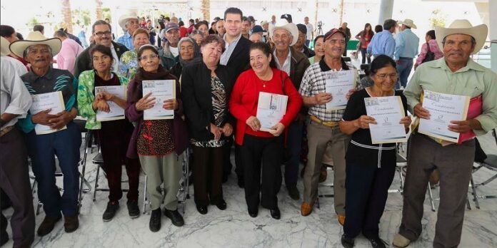 Beneficiarios y el gobernador Miguel Alonso Beneficiarios y el gobernador Miguel Alonso
