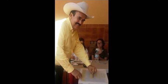 Toño Mejía doposita su voto en la urna