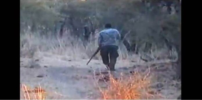Foto de uno de los cazadores tomada de un video