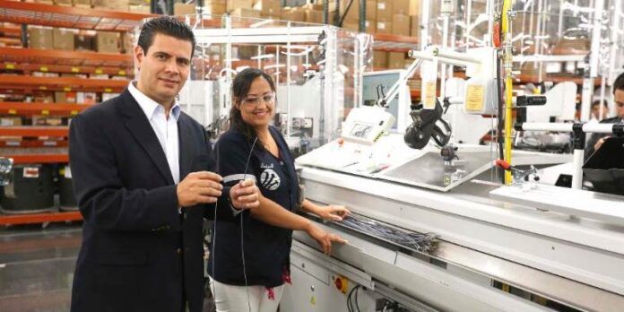 Miguel Alonso superivisa planta industrial