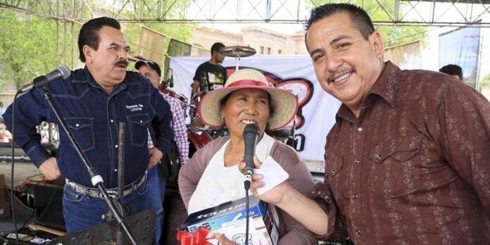 Locutores de 'Lupe' con una festejada Locutores de 'Lupe' con una festejada