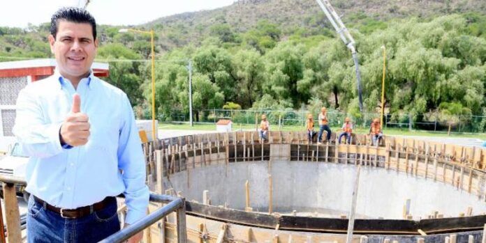 Miguel Alonso supervisa construcción de presa