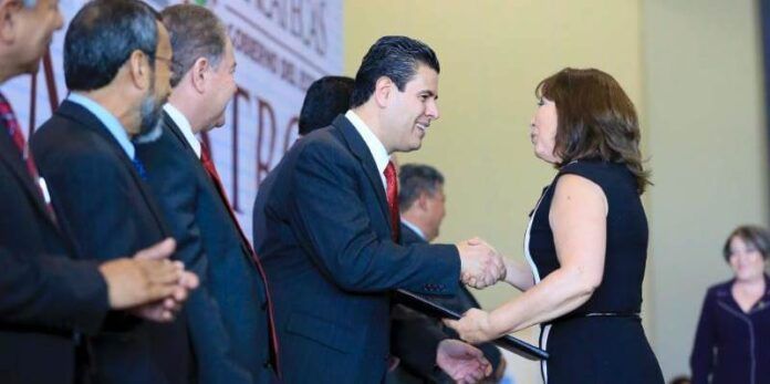 El gobernador entrega reconocimientos