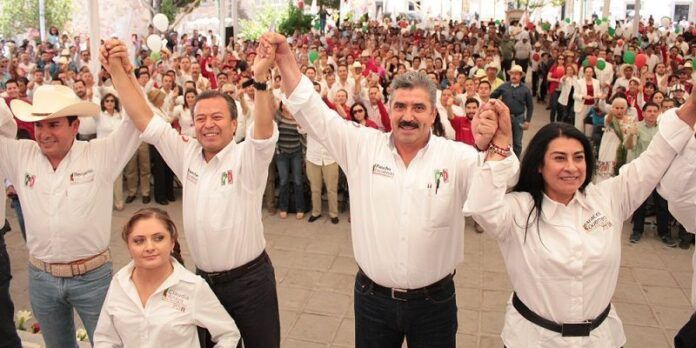 César Camacho les levanta la mano a los candidatos César Camacho les levanta la mano a los candidatos
